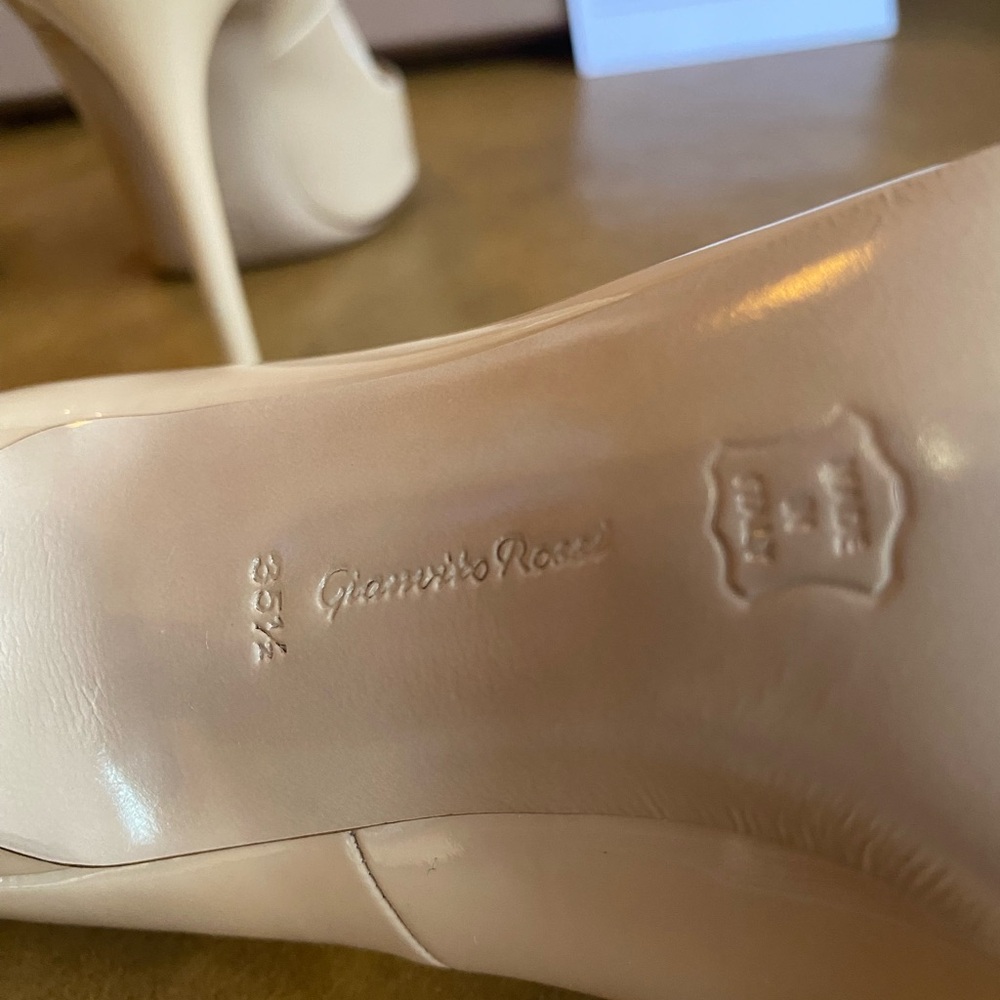 Gianvito Rossi
Vernice Nude Pumps / Heels - Picture 3 of 12